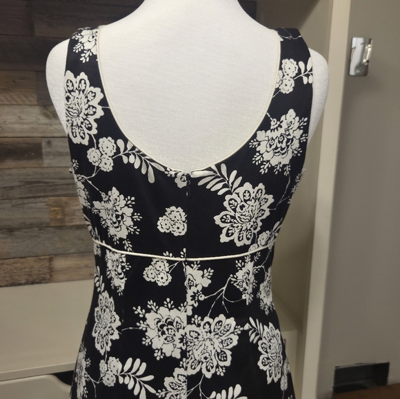 Sigrid Olsen Black & White Floral Sleeveless V-Neck Mini Sundress With A Bow Tie - Picture 5 of 7